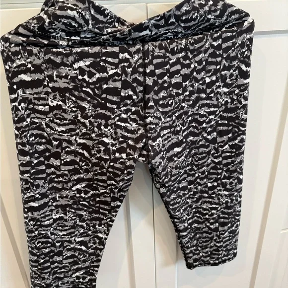 Fabletics Black & White Abstract Print Leggings - Picture 5 of 5